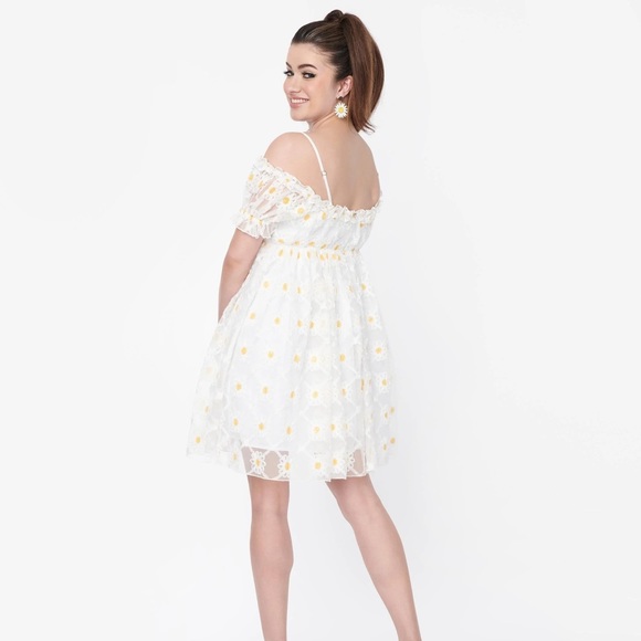 Unique Vintage Smak Parlor Babydoll Daisy Puff Sleeve Off-Shoulder Dress - Picture 3 of 10